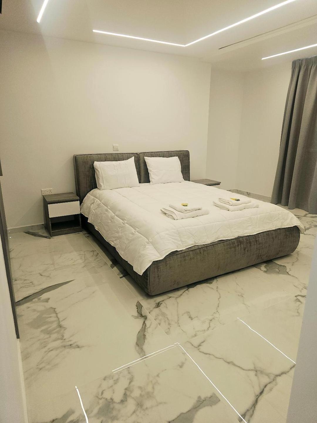 Deluxe Apartment Paphos Buitenkant foto