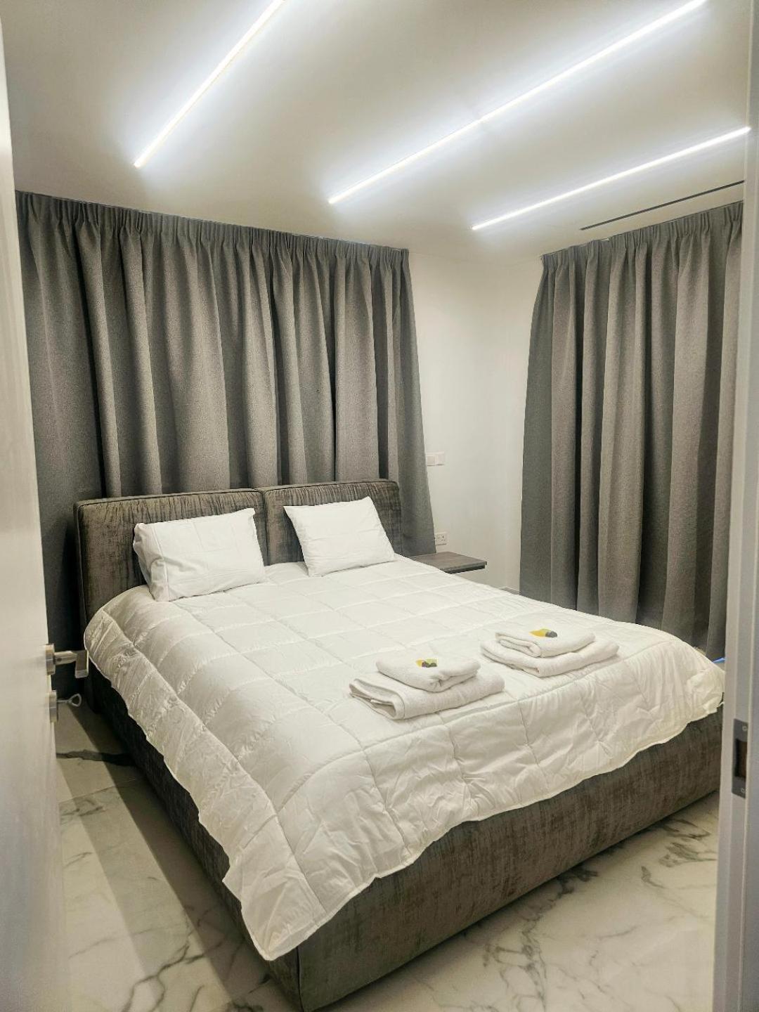 Deluxe Apartment Paphos Buitenkant foto