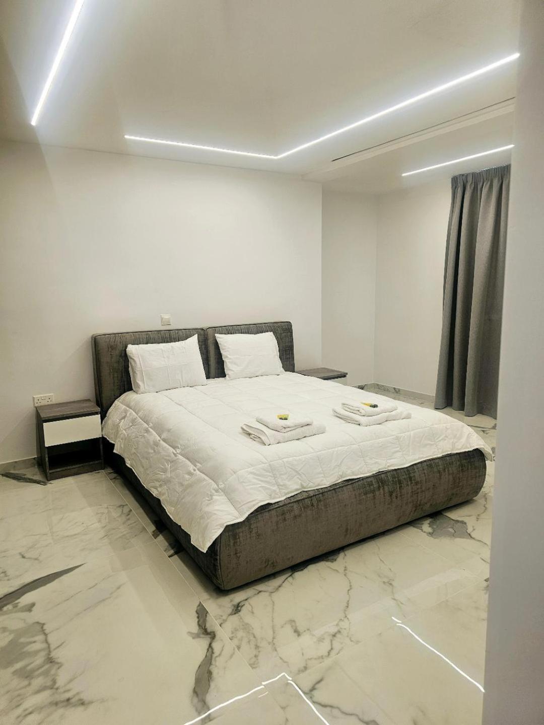 Deluxe Apartment Paphos Buitenkant foto