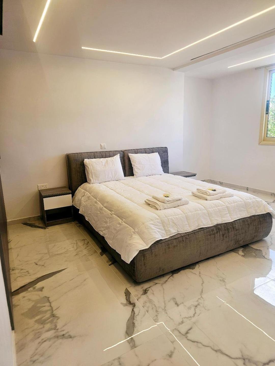 Deluxe Apartment Paphos Buitenkant foto