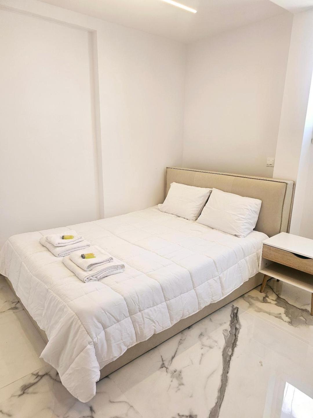 Deluxe Apartment Paphos Buitenkant foto