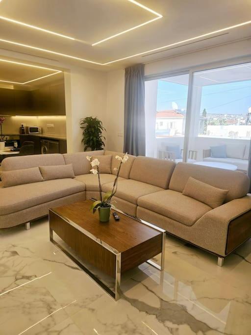 Deluxe Apartment Paphos Buitenkant foto