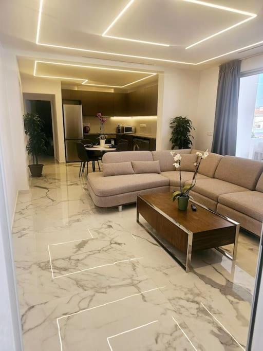 Deluxe Apartment Paphos Buitenkant foto