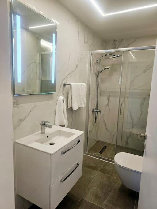 Deluxe Apartment Paphos Buitenkant foto