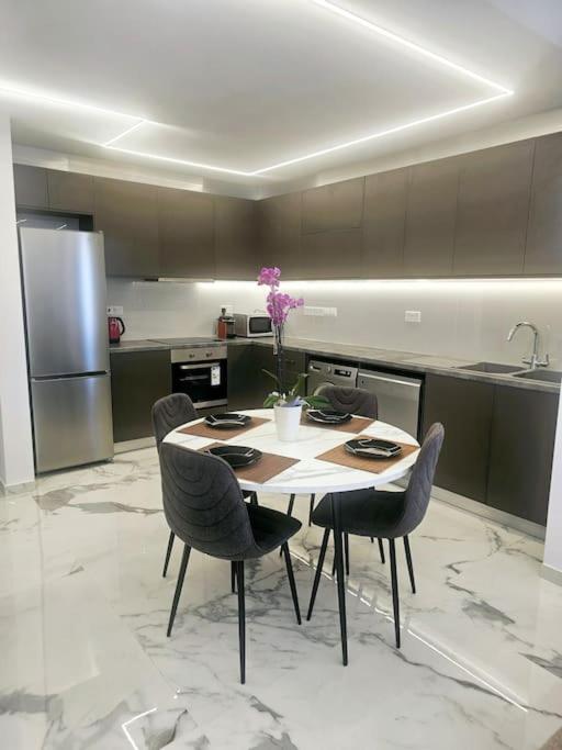 Deluxe Apartment Paphos Buitenkant foto